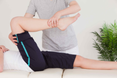 Physiotherapeutin hilft Patient beim Gehen